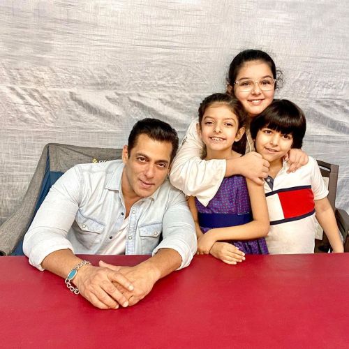 „★ MOST Cutest… Salman Khan cu Dabboo Ratnani’s Kids din platoul Radhe (24 februarie 2020)! “