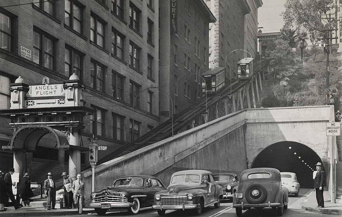 Street flight. Los Angeles 1940. Los Angeles 1940s. Лос-Анджелеса Брентвуде ночной 1940. Los Angeles Bunker Hill 1947.