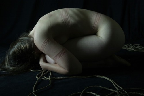 An introspective rope session in the dark