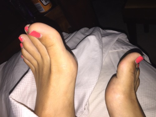 fetishgurl:Sleeping toes, thanks to hubby…