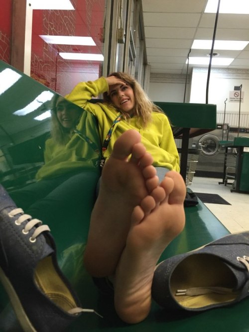 footmaven:She’s got big soles.