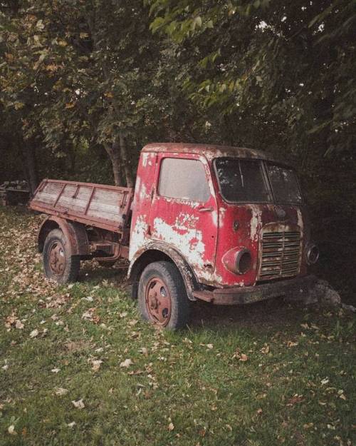 abandonedandurbex:Abandoned truck sitting on the edge of the...