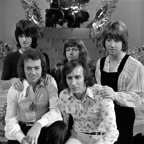 The Hollies in Dutch TV Show ”TOP POP” circa 1974. - Wind and Rain and ...