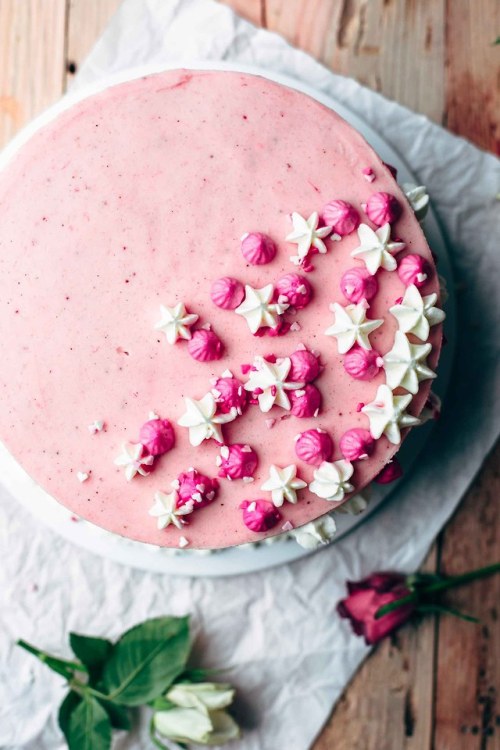 sweetoothgirl:WHITE CAKE WITH STRAWBERRY FROSTING FOR...