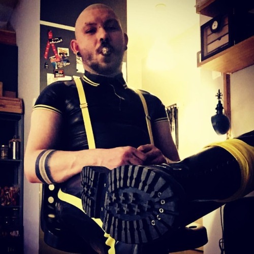 leatherthomi:#rubber #rubberskinhead #rubbetfetish #gay...