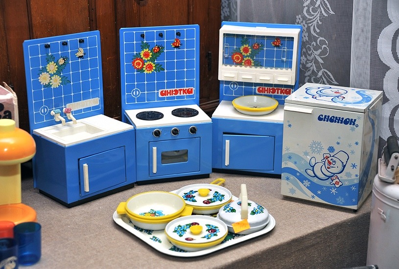 Soviet doll house kitchen (c. early 1980s)