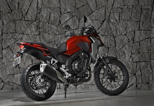 Honda CB 500X 2020 vermelha vista de traseira