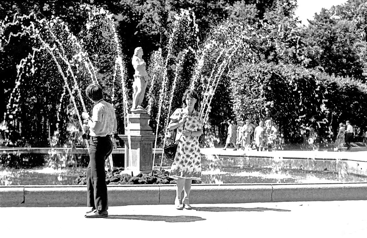 Petrodvorets (Peterhof near St Petersburg), 1985. Photo by Vasily Novgorodsky.