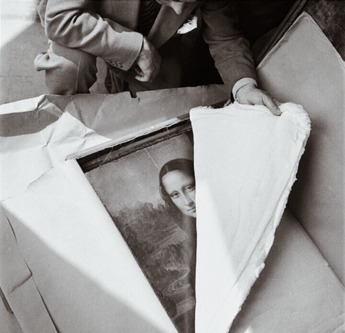 evokesart:Unpacking Mona Lisa at the end of World War II...