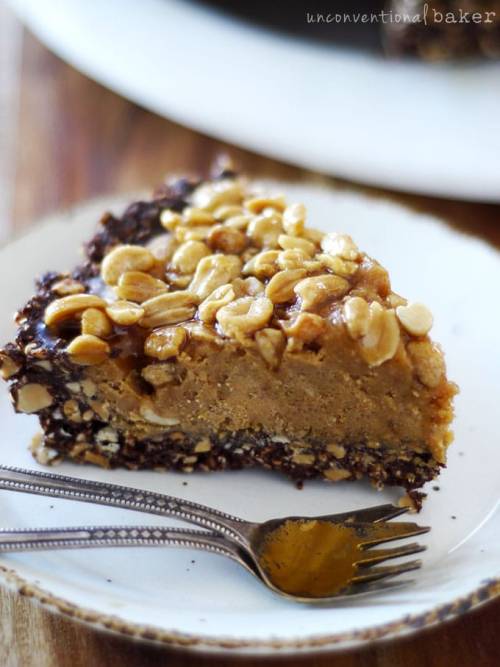 mangoaway:Caramelized peanut & chocolate pie (vegan, gf)