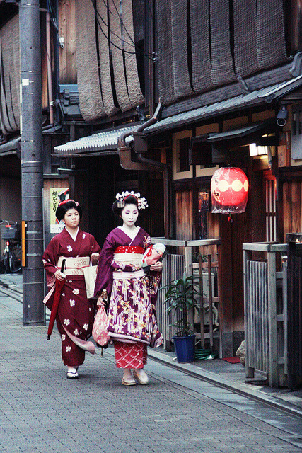 Minarai Kiyono and Maiko Fumino, Gion Kobu (by thesylvia)