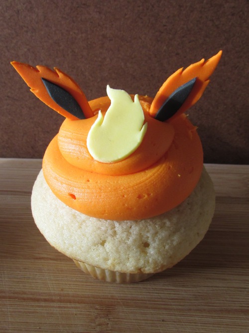 captnmcd:Eevee Cupcakes! buttercream swirl with fondant...