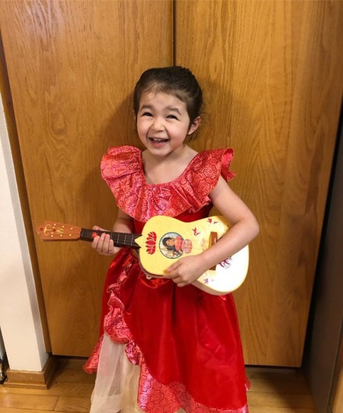 It was a rough morning for Emma as she had to decide which princess she wanted to be for Prince and Princess day at school today before finally settling on the one that came with a musical instrument. 😳😬 #sorryteachers!