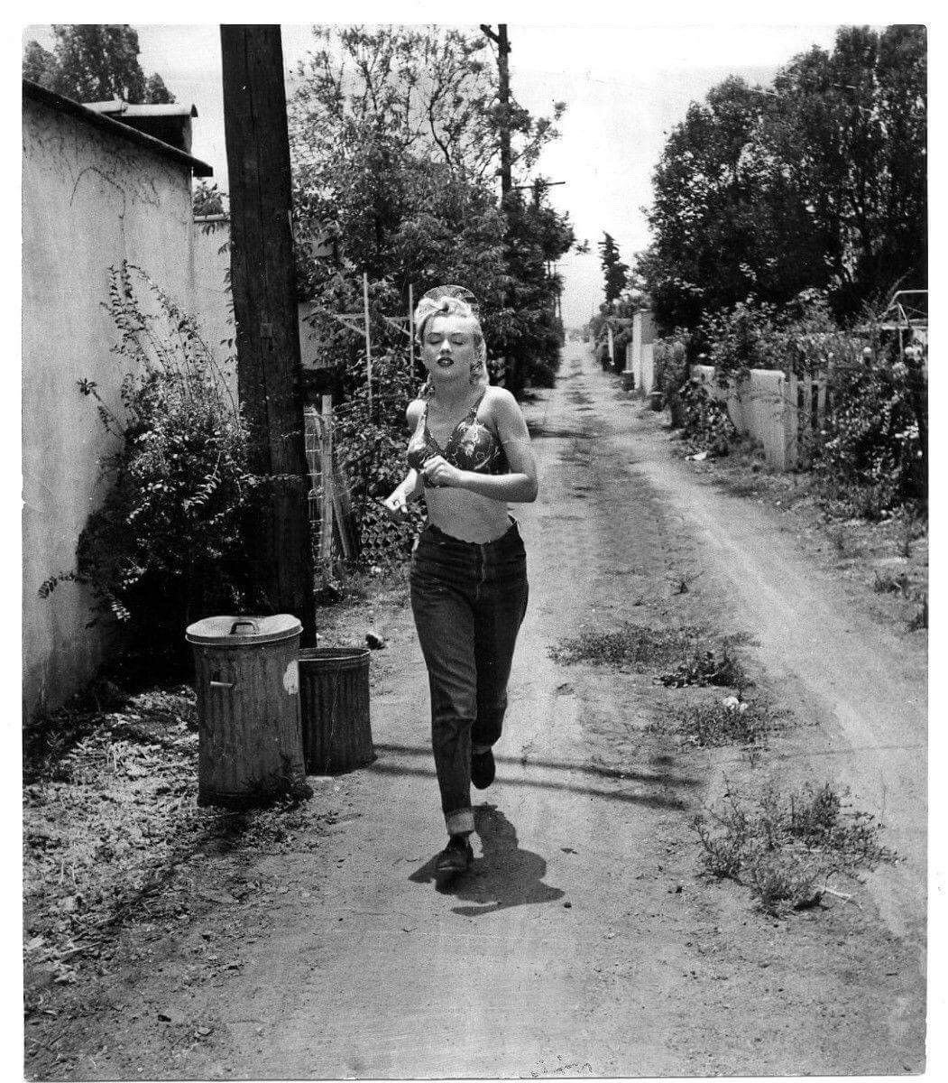 talesfromweirdland:
“Marilyn Monroe running through the back alleys of Los Angeles, before stardom. 1951.
”