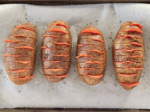 foodffs:PEPPERONI STUFFED BAKED POTATOESReally nice recipes....