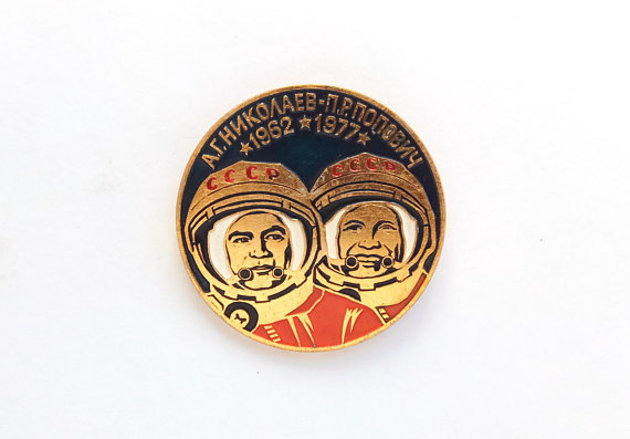 Soviet enamel pin featuring cosmonauts Andriyan Nikolayev and Pavel Popovich
Buy in my shop: https://etsy.me/2EYzEad