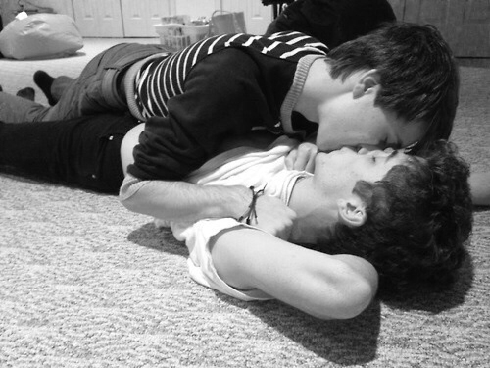Gaysex kissing solo petite