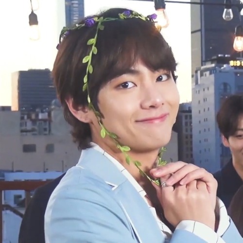 taespixie:baby boy and his flower crown :’)