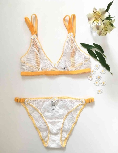 Wake up to the Sweet Daisy soft bra and knickers. I love this...