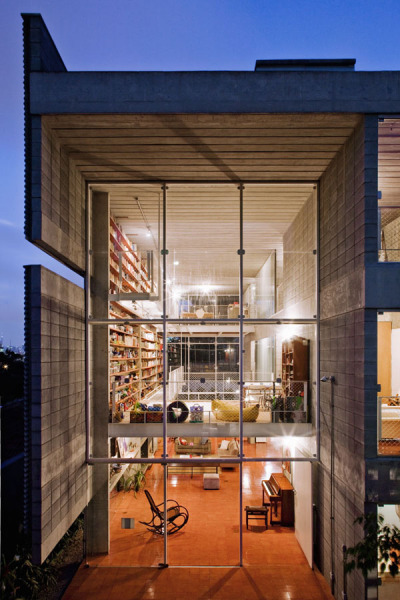 aros:<br /><br />Concrete pad showcases fascinating library design in Brazil<br />