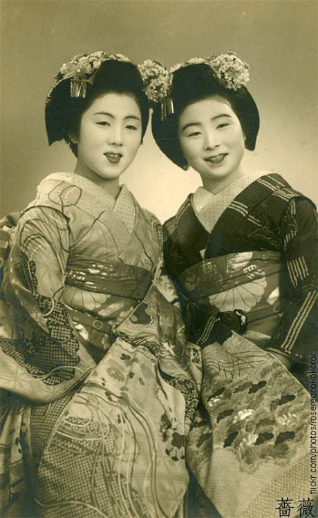 Tamakazu and friend (by rosarote)
“ The maiko on the left is Tamakazu, the owner of the Tama okiya in Kyoto, circa 1951-1953.
”