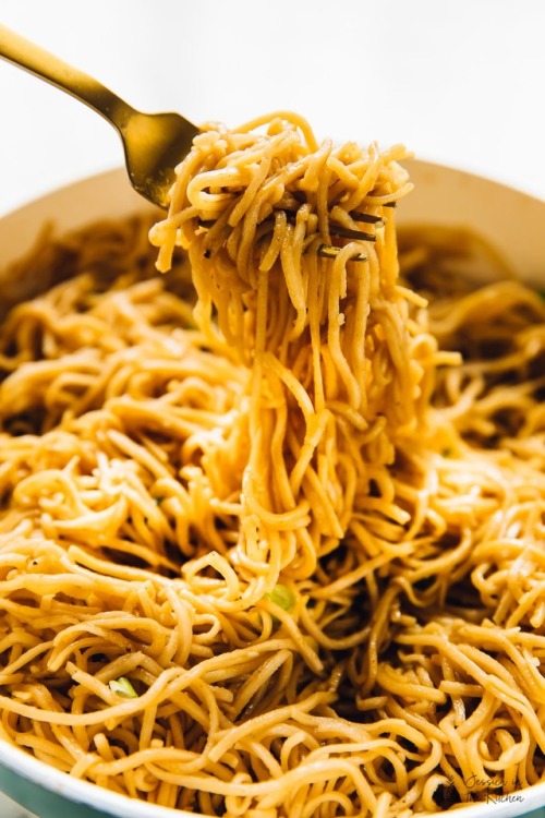 deliciousvegetarianfoods:(via 15 Minute Sesame Noodles with...