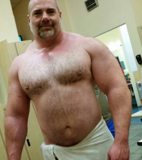 fhabhotdamncobs:bigbearcub15:Huge muscle dad!W♂♂F    ...