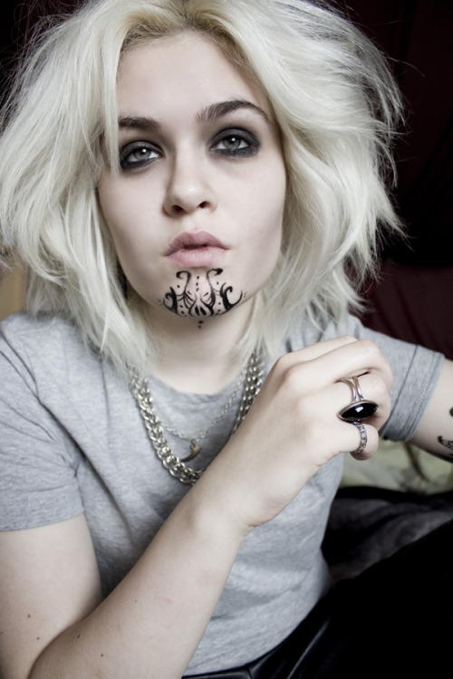 goth smokey eyes nonbinary edgy androgynous salfie sie ist ein modell und sie sieht gut aus ich nehm sie heut gerne mit zu mir nach haus i love rammstein