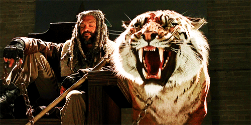 Ezekiel y su tigresa en el 7x02 "The Well" de 'The Walking Dead'