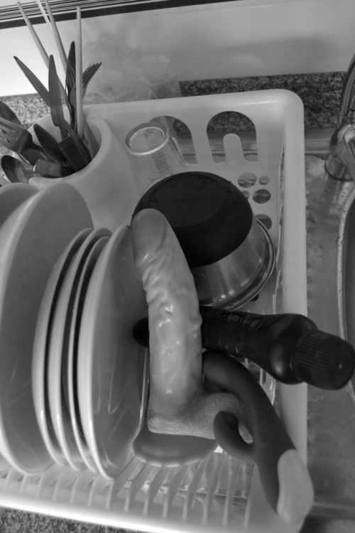 insideuseverywherealways:Doing the washing-up 