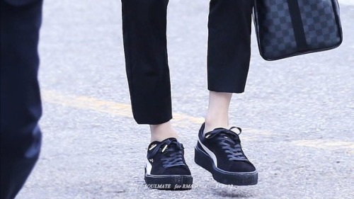 bottomyoongiworld:Yes I love his cute ankles