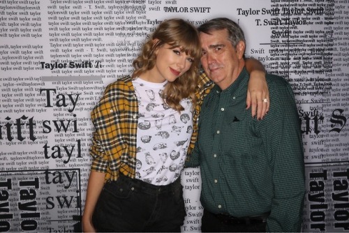 tswiftdaily:@paginaskinner: Ice got to tell Tay he discovered...