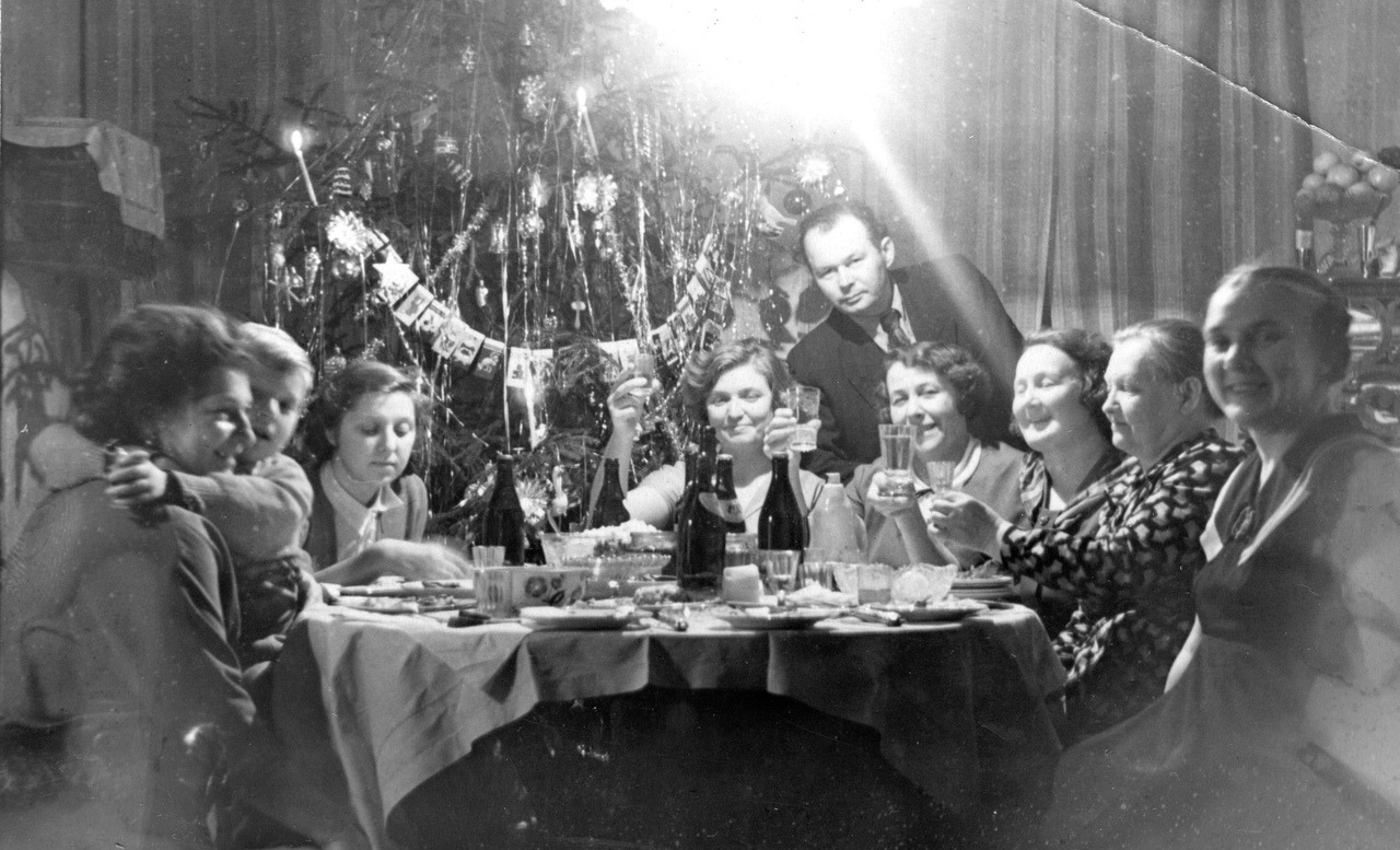 Cozy New Year celebration in Leningrad (1956)