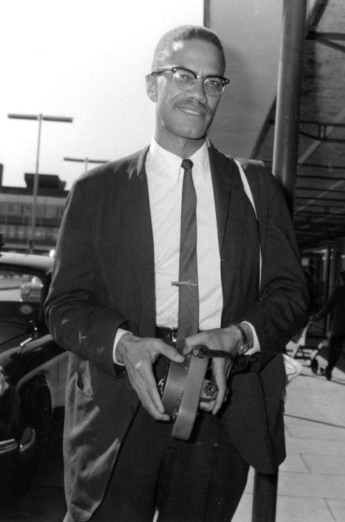 modbeatnik:Malcolm X at Heathrow Airport, 1964