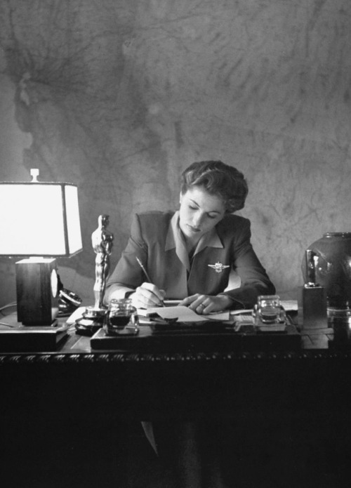 summers-in-hollywood:Joan Fontaine with her oscar, 1942. Photo...