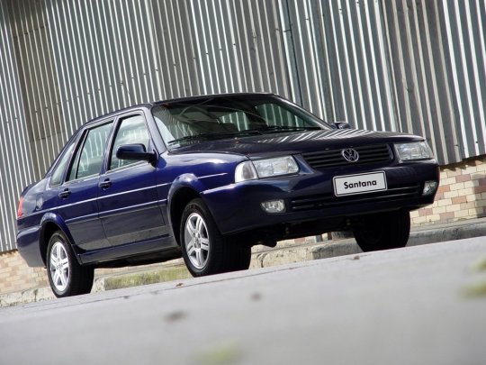 carros que saíram de linha: volkswagen santana azul visto de frente