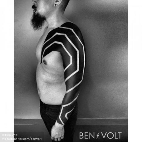 By Ben Volt, done at FORM8 Tattoo, San Francisco.... huge;freehand;benvolt;op art;facebook;blackwork;twitter;sleeve;geometric