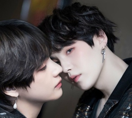 taegidaegubois:Why do they look like a vampire couple 