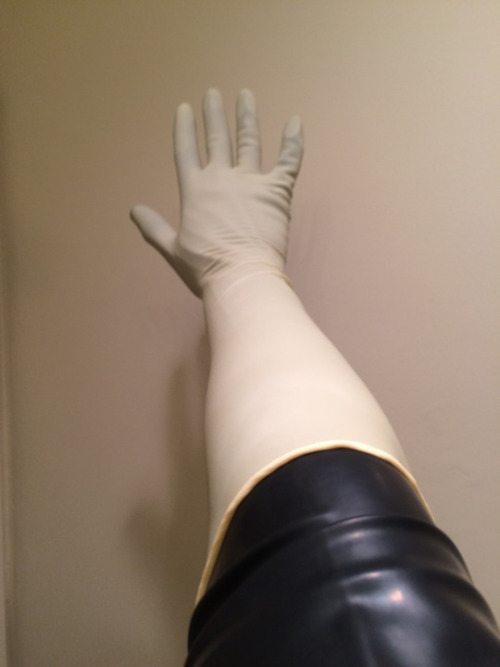 latex-kinks:Elbow length surgical gloves fit rather nicely...