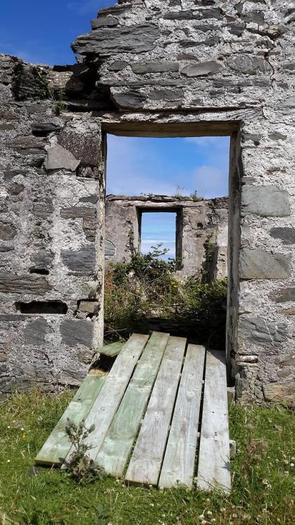 abandonedandurbex:Abandoned home on Islay overlooking the sea...