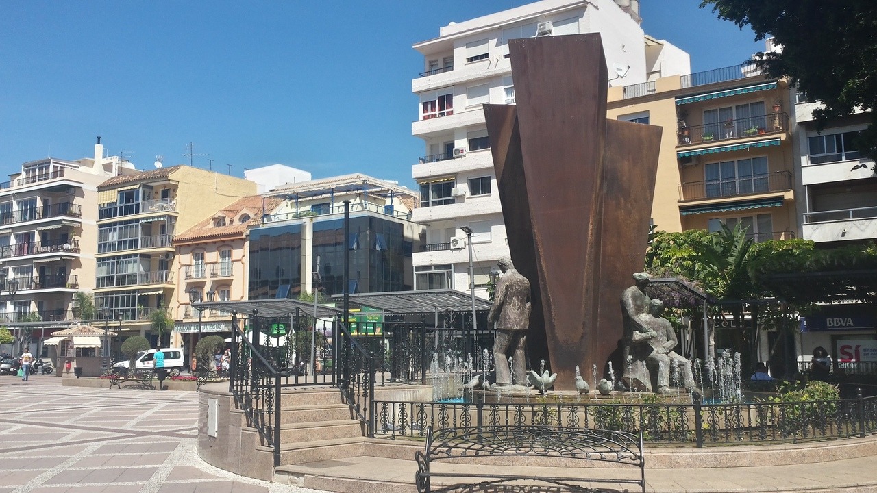 Image result for el monumento a las 3 generaciones fuengirola