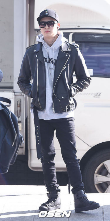 imjaebumisdaddyasfuck:JB in a leather jacket being daddy af...