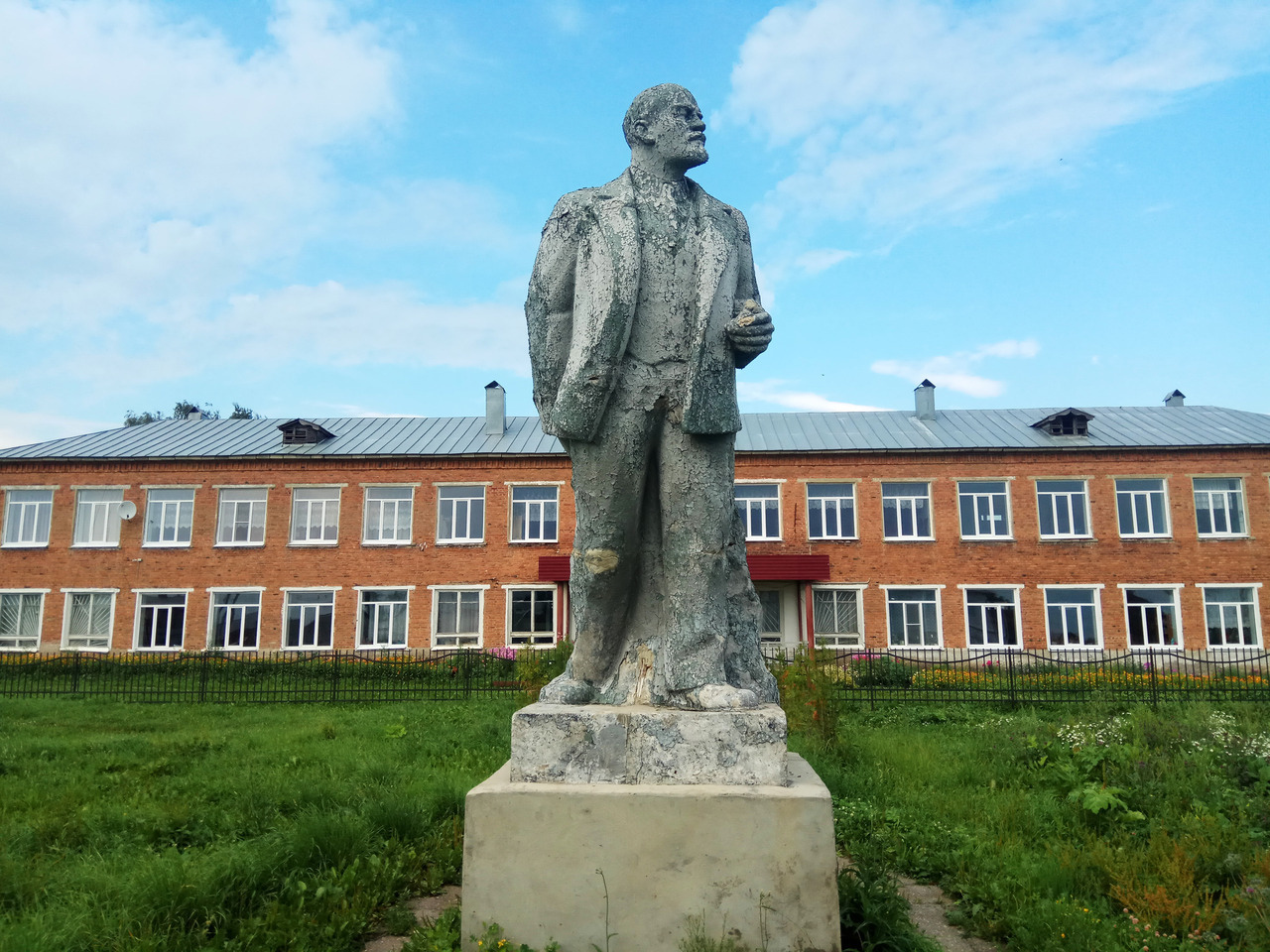 Spotted this rusty Lenin monument when we stopped for lunch in a small non-descript village called Cherkutino on the way from St Petersburg.