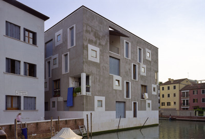 subtilitas:<br /><br />Cinno Zucchi - ex-Junghans residential building D, Venice 2002. Part of a larger complex on the site of a former industrial complex at the intersection of two canals on  La Giudecca island. Via, photos © Pietro Savorelli.