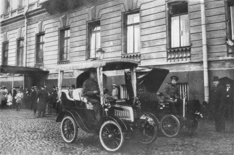 “Так выглядели первые петербургские такси, 1908 год.”