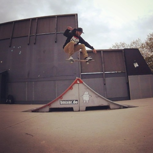 Fliegen #Bielefeld #kesselbrink #skateboarding #skatepark...