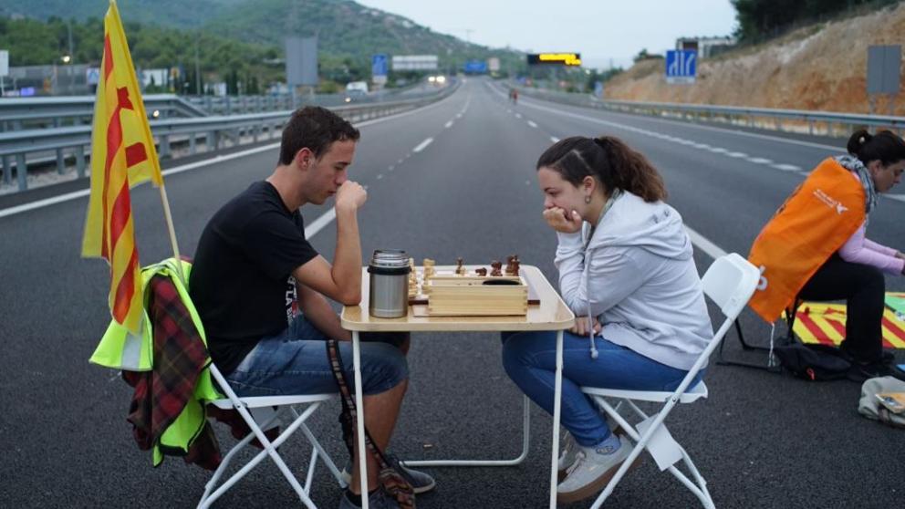 There was a massive strike yesterday due to the violent attacks by the Spanish police in Catalunya and people were not giving two fucks about anything! Tamara and I had to work, but we so wish we could’ve joined these two kids blocking the C23 with a...
