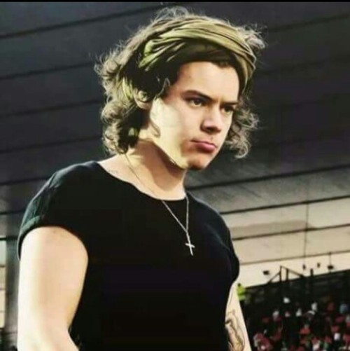 stuckinstylinson:Harry being pouty appreciation post