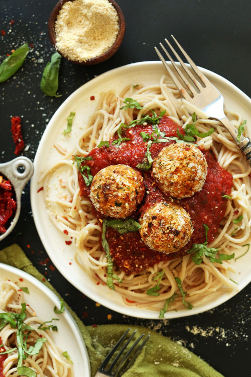 tinykitchenvegan:Vegan Sun-Dried Tomato & Basil Meatballs