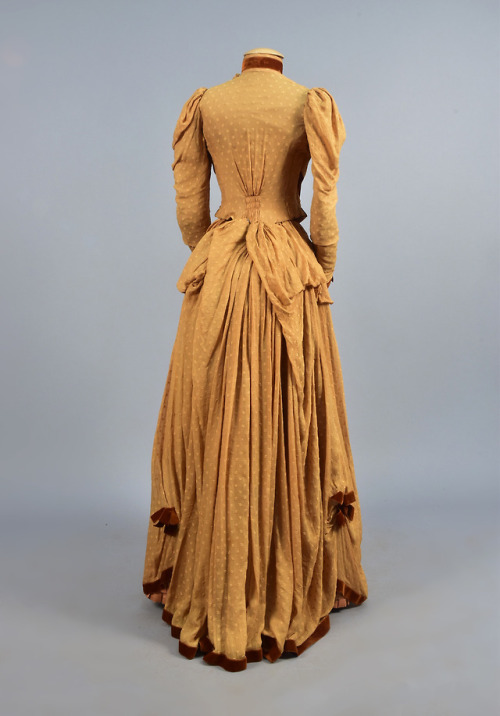 fripperiesandfobs:Day dress, 1880′sFrom Whitaker Auctions